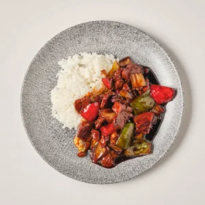 Núðlur með kjúkling, grænmeti og eggjum